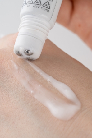 Аква-крем для век с роликовым массажёром Ke Ai De Aqua MeiTan